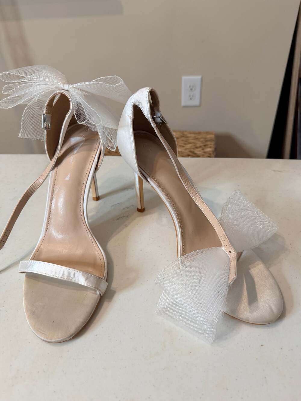 Zby white Jackson ankle strap heels with bow. size 10 801